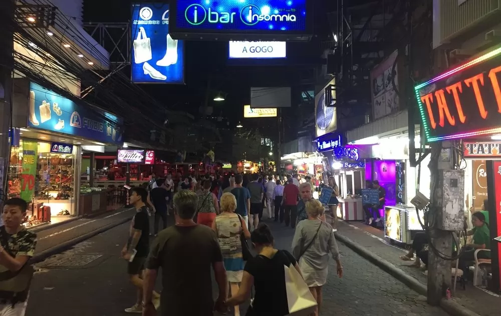 步行街後段有幾家專賣給陸團的商店。