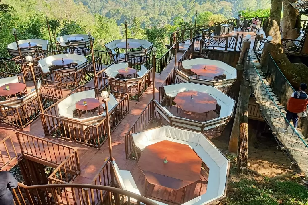 近年來，再佈置白色的椅背，增添舒適和質感。