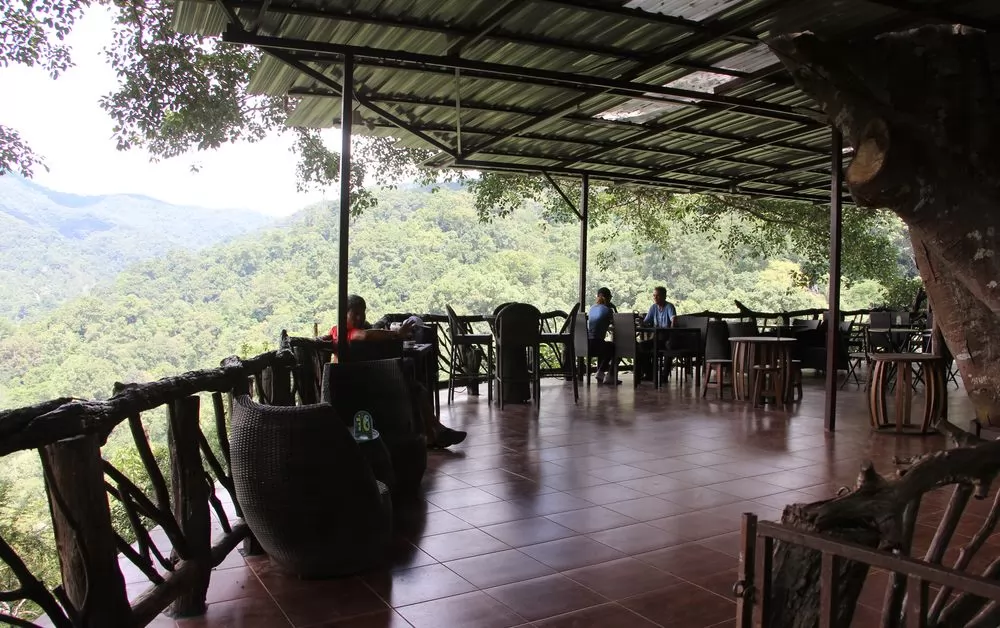 加頂棚就變得陰暗。