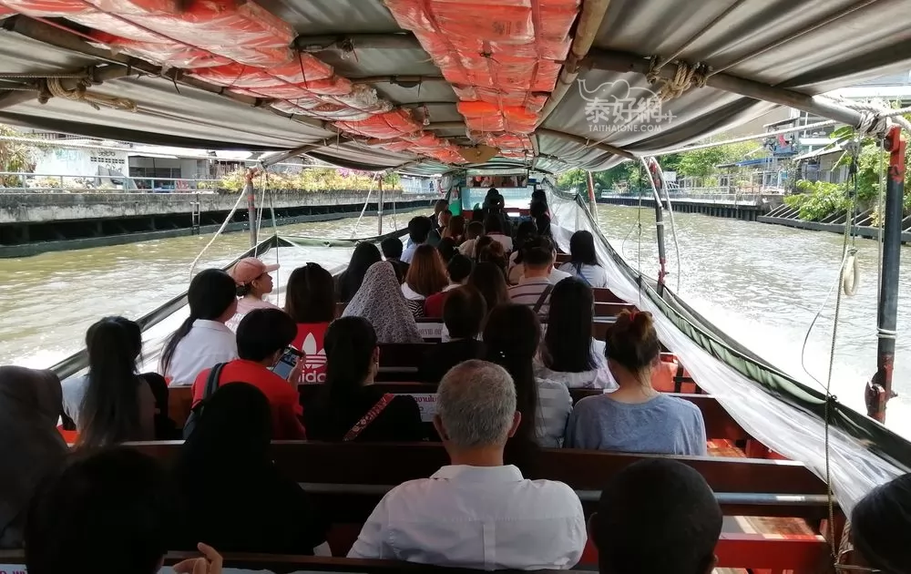 東線行駛的船較大。