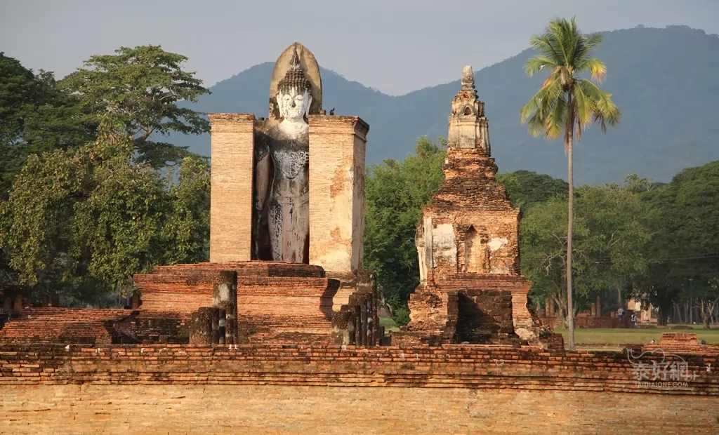 主塔群旁的立佛。