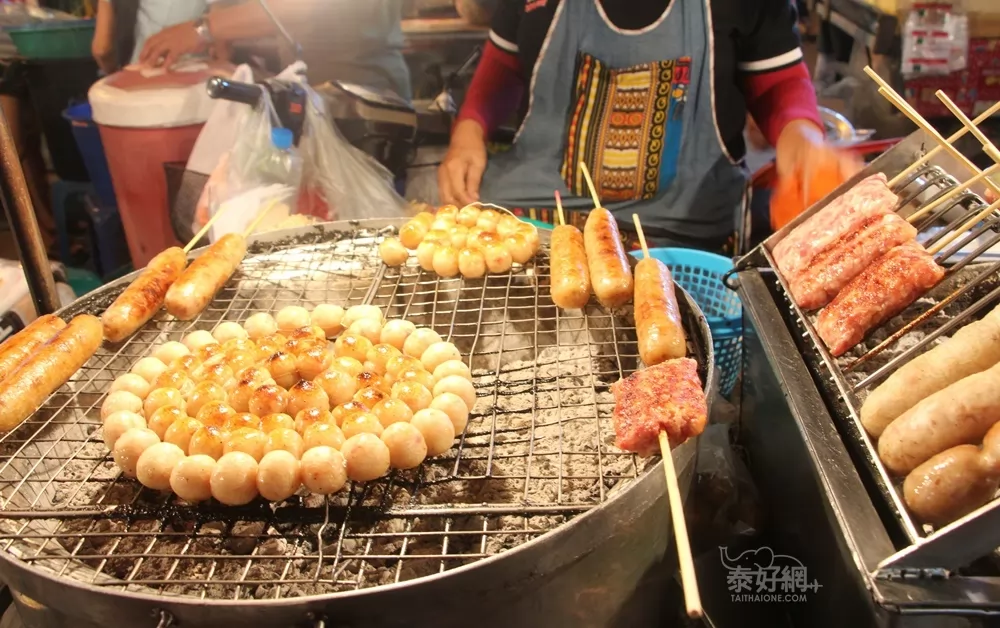 烤香腸是一定要吃的。