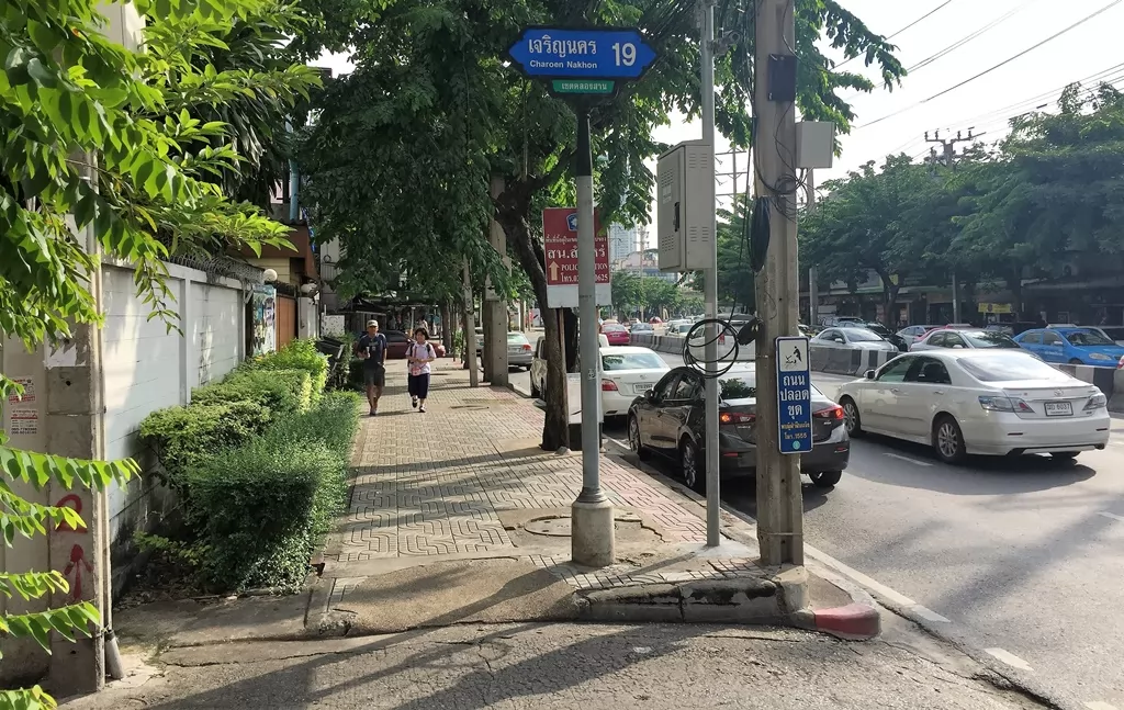 店就在19巷的巷口。