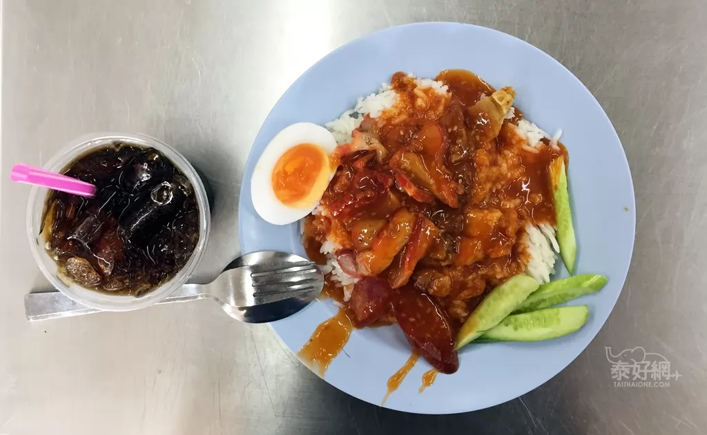 O涼冰黑咖啡+紅燒豬肉飯=65銖。