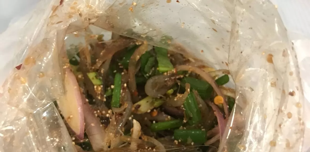 有的用塑膠袋裝,防止蝦跳走。
