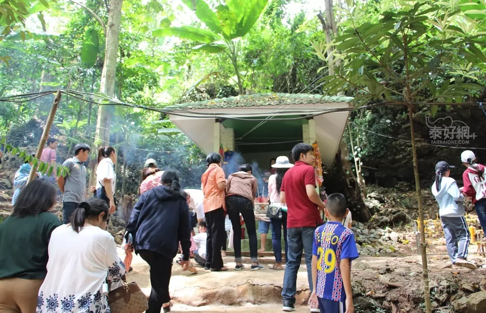 睡美人洞穴旁的公主廟，香火鼎盛。