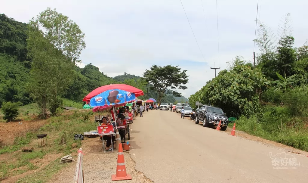 入口處有不少攤飯。