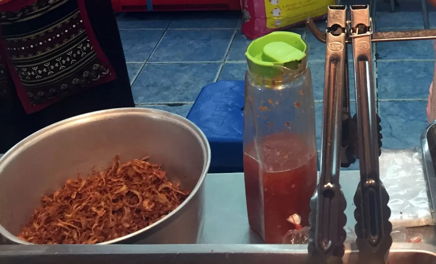 搭配的香蔥蒜和特製的醬汁