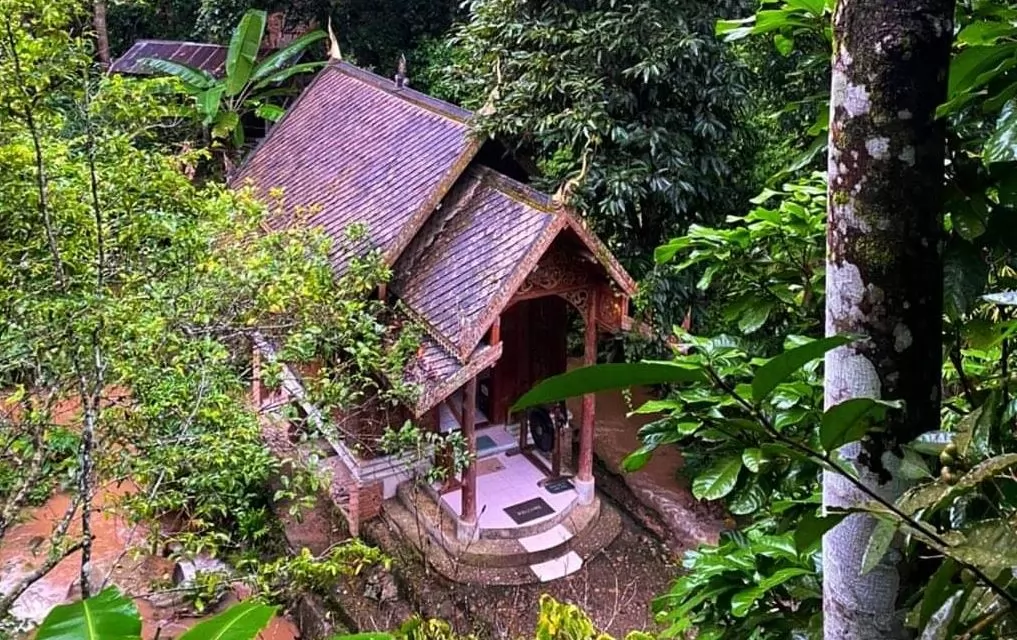 小溪畔的佛殿。