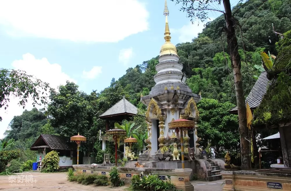 村落上面有座佛寺