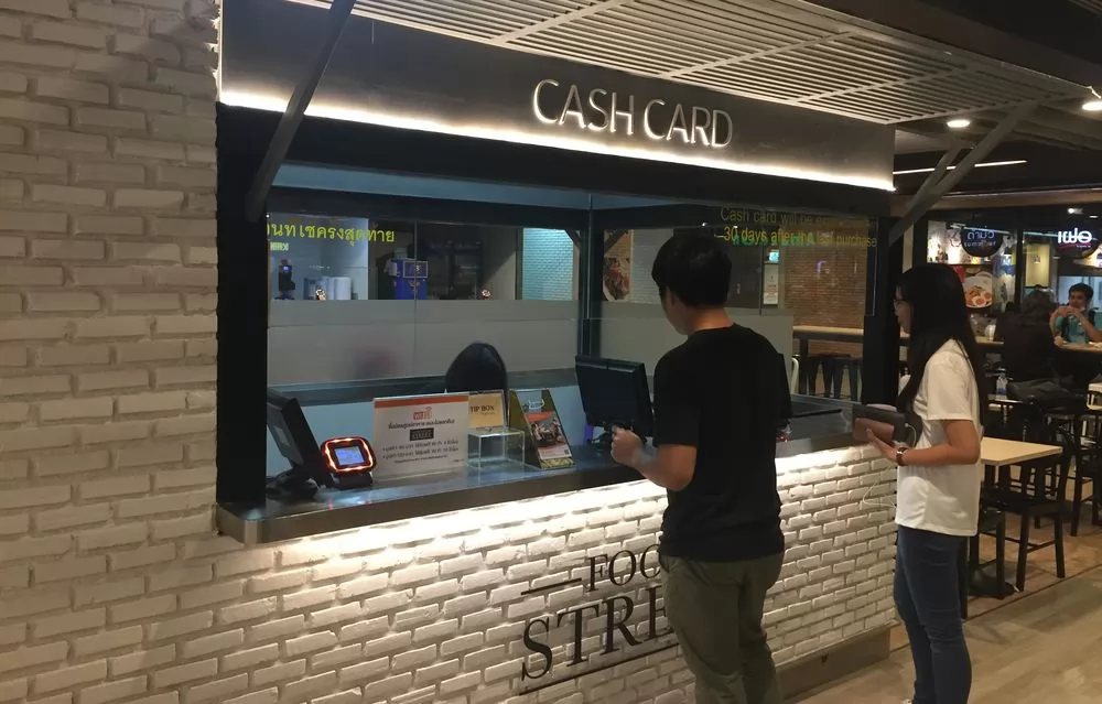 先購買等值的儲值卡才能在美食廣場消費。