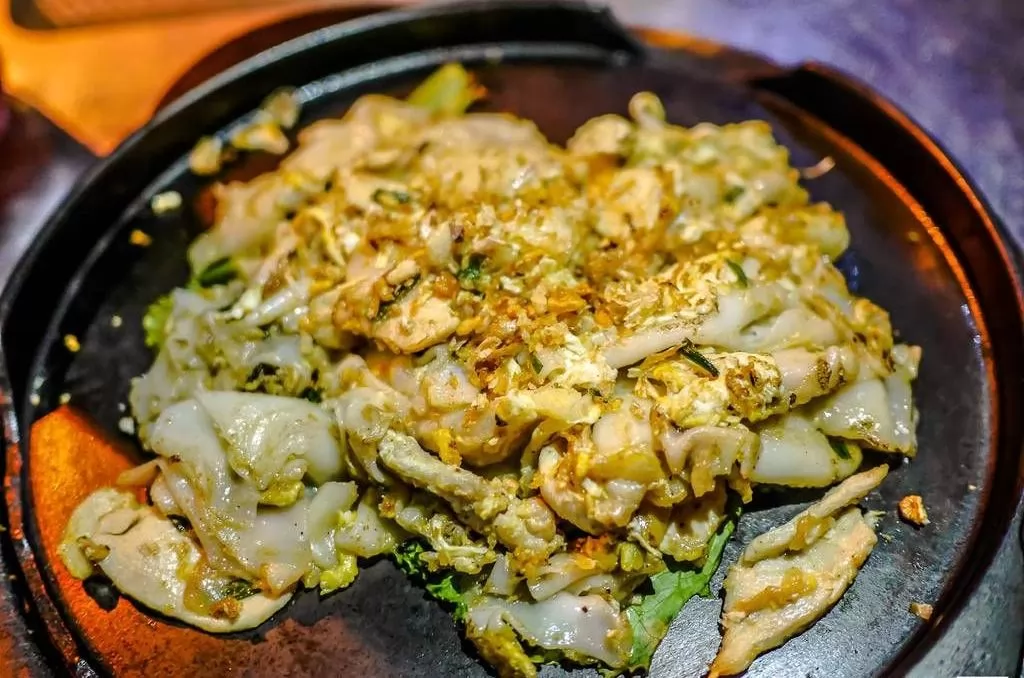 鐵板少河粉1盤60銖。