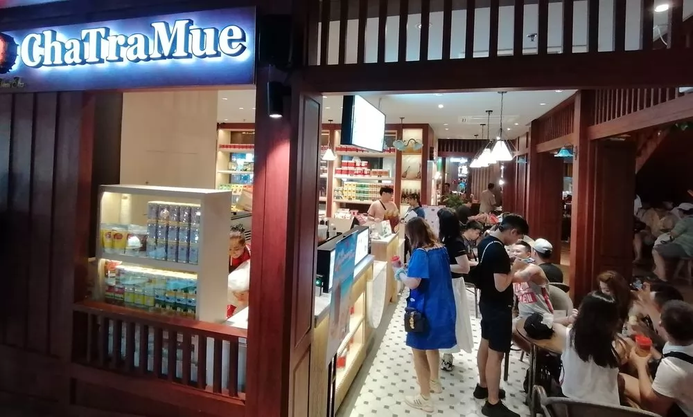 手標牌的泰式奶茶店