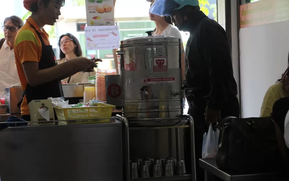 店裡提供免費的冰水，自行取用。