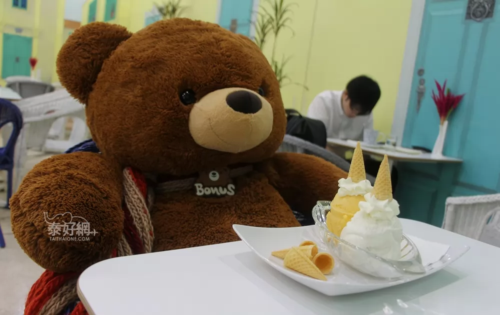 1個人來吃也不寂寞，有熊布偶陪喔！