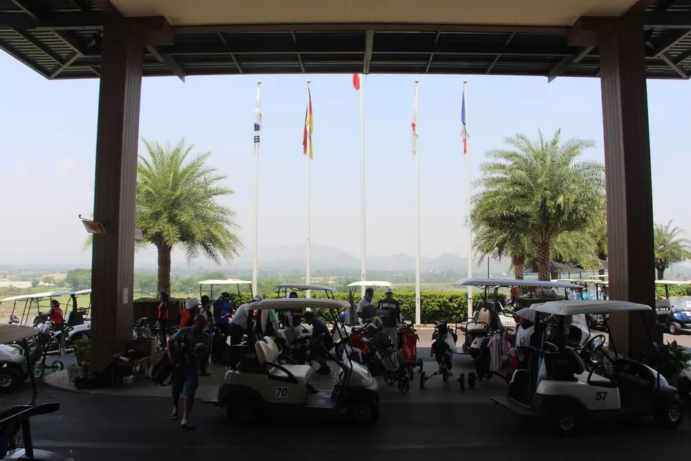 球場很受歡迎,來打球的人也很多。