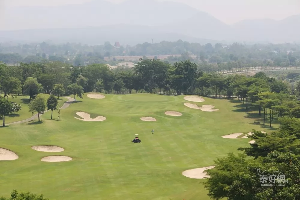 沙坑和地勢是球場最主要的障礙。