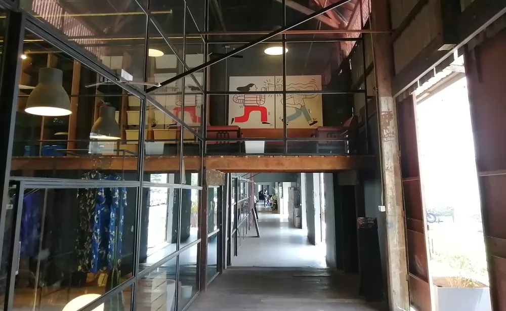 倉庫後段屬於共用工程室和活動區域。