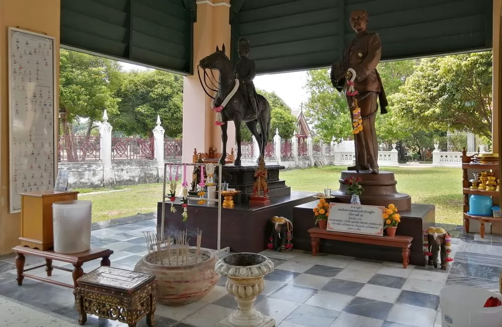 教堂外另有座涼亭,置放五世王的雕像供人膜拜。