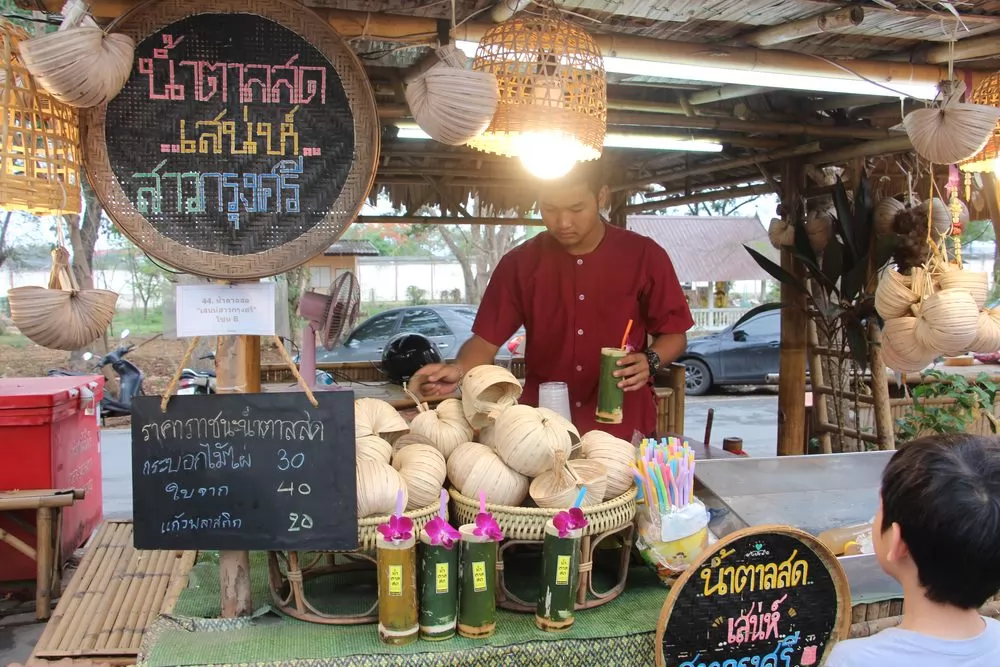 用竹節來做飲料杯,很特別!