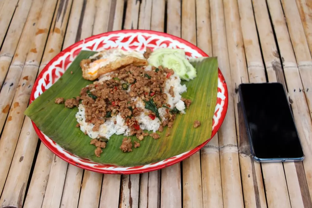 這麼大鐵盤的打拋豬肉飯+荷包蛋,60銖。