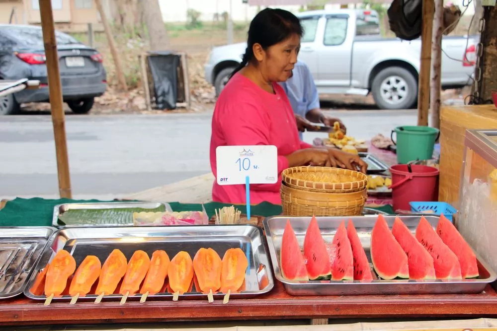 半個木瓜只要10銖!