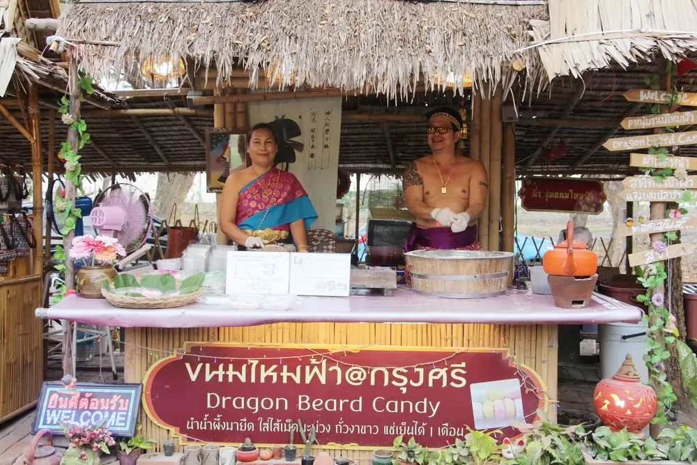 看到攤主的古裝扮,彷彿到大城王朝時代。