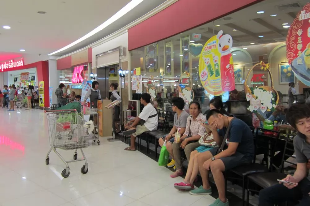 有時候還得排隊等候入席。