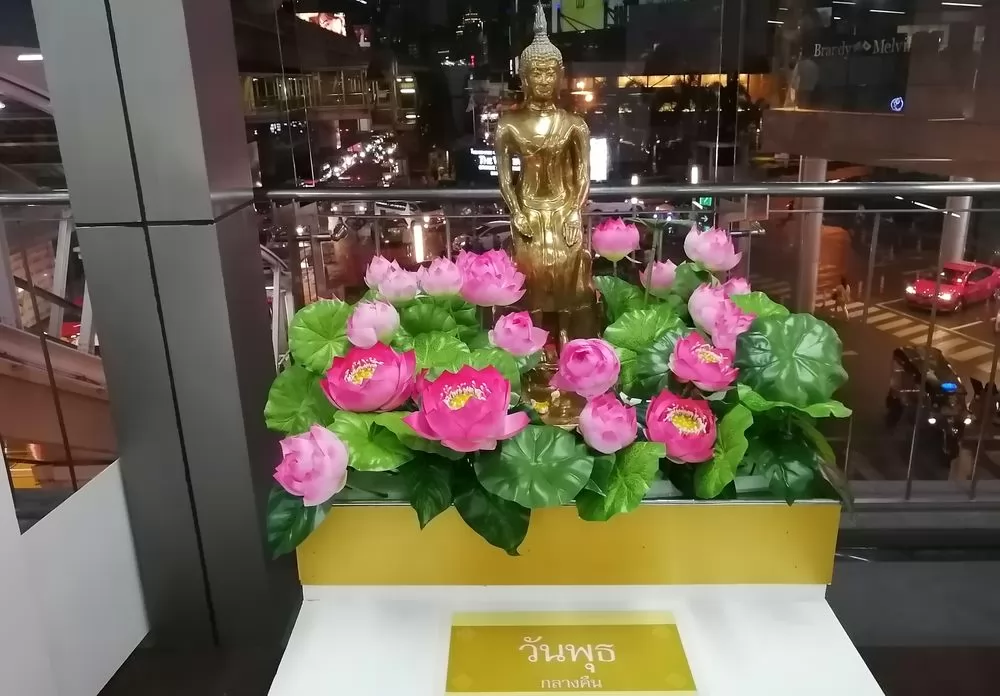 這尊也是星期三佛，（晚上出生），上面的那尊則是白天出生。