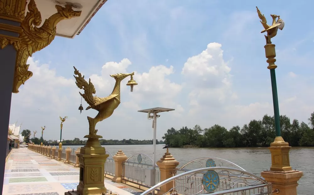 梭通佛像飄流到巴功河。