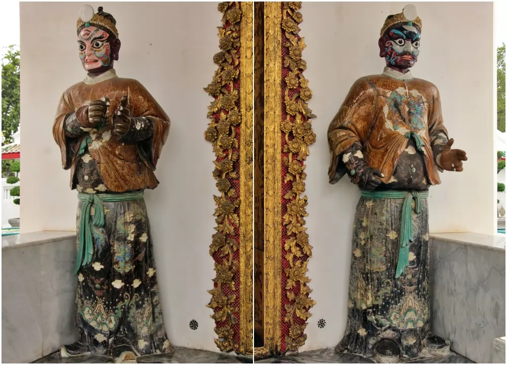 後門的兩尊陶瓷人偶。