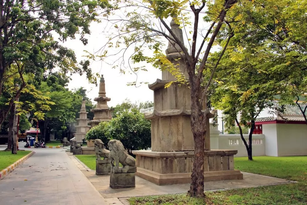 主殿入口處的中式石塔和石獅。