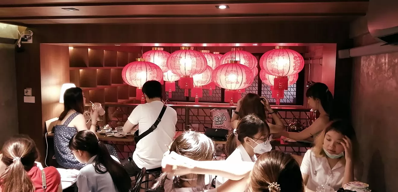 2樓上的小閣樓還有幾張桌椅。