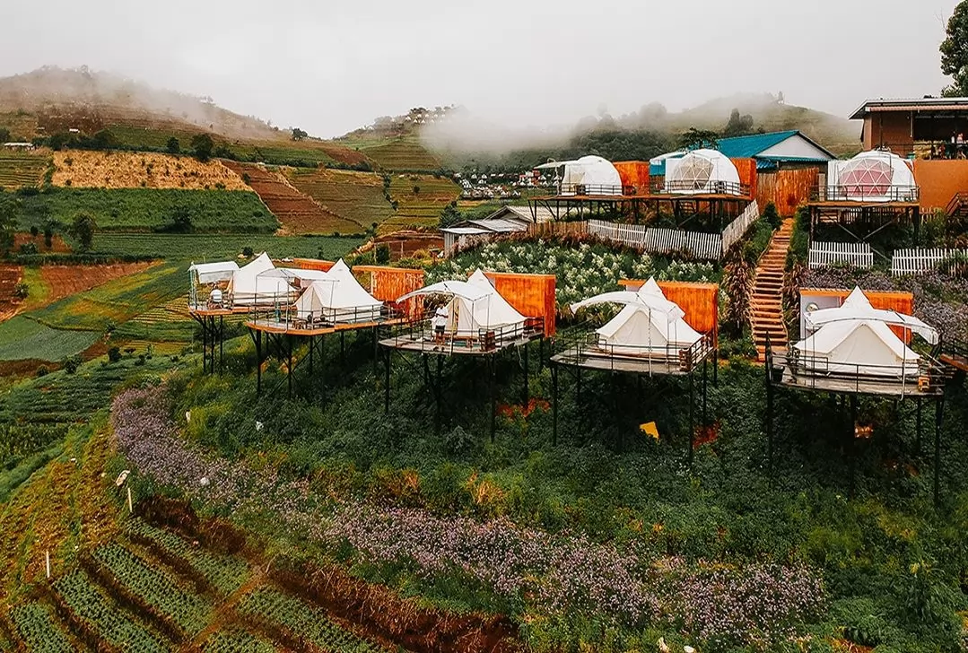 山頂上的ภูวิมาน民宿,冬天或雨天住起來又是另一種感覺。