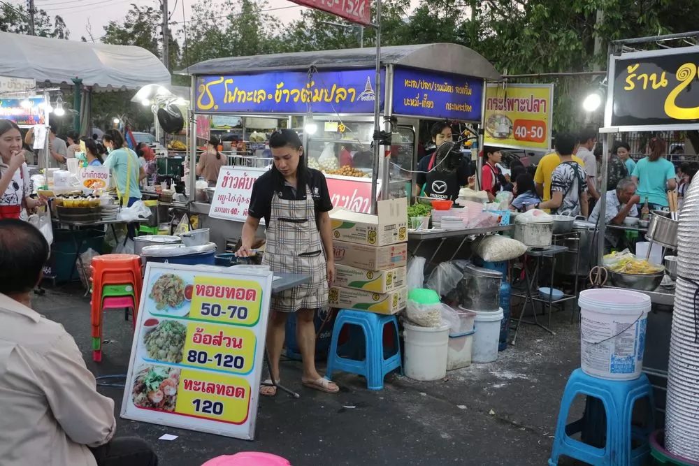 夜市裡很多泰國傳統吃食。