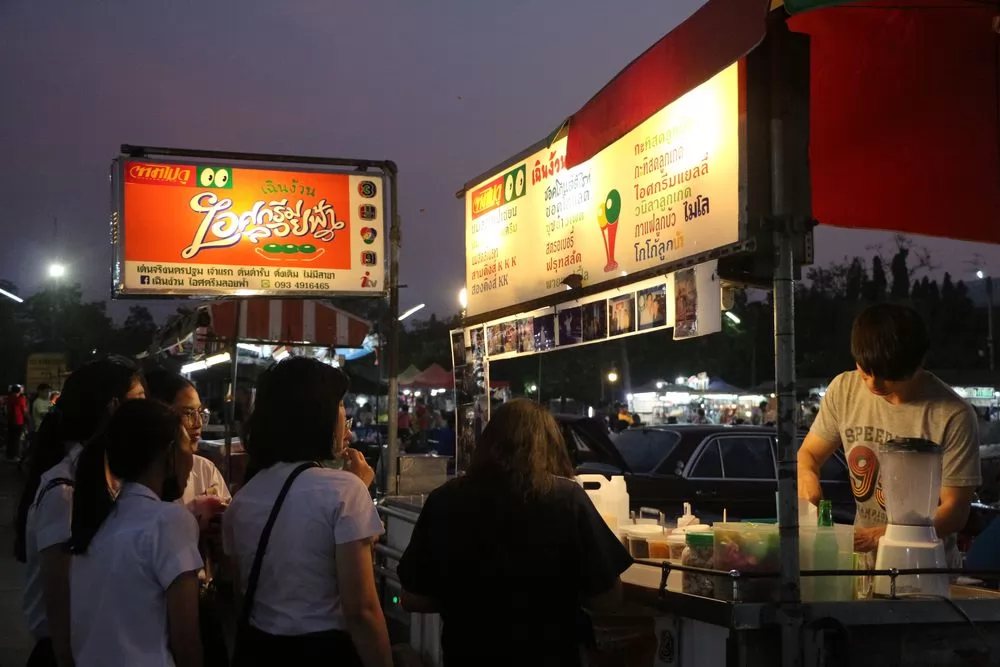 這家賣冰淇淋的帥哥,吸引很多年輕女生前來光顧。