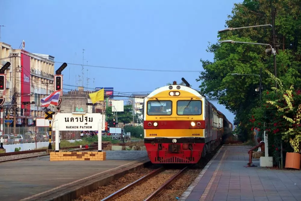 塔火車遊佛統大佛塔是最便捷的方式。