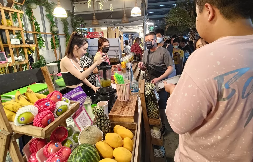 Long lines when first arriving at Rama 9.