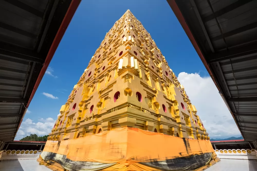 未整修前的金色佛塔。