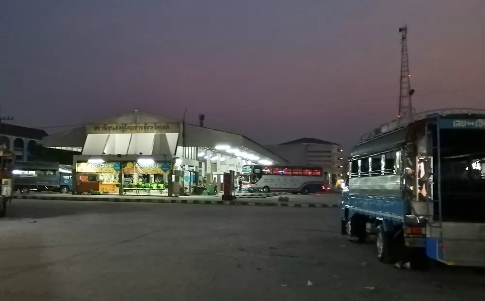 黎府市區巴士站,右為到清康的宋條車。