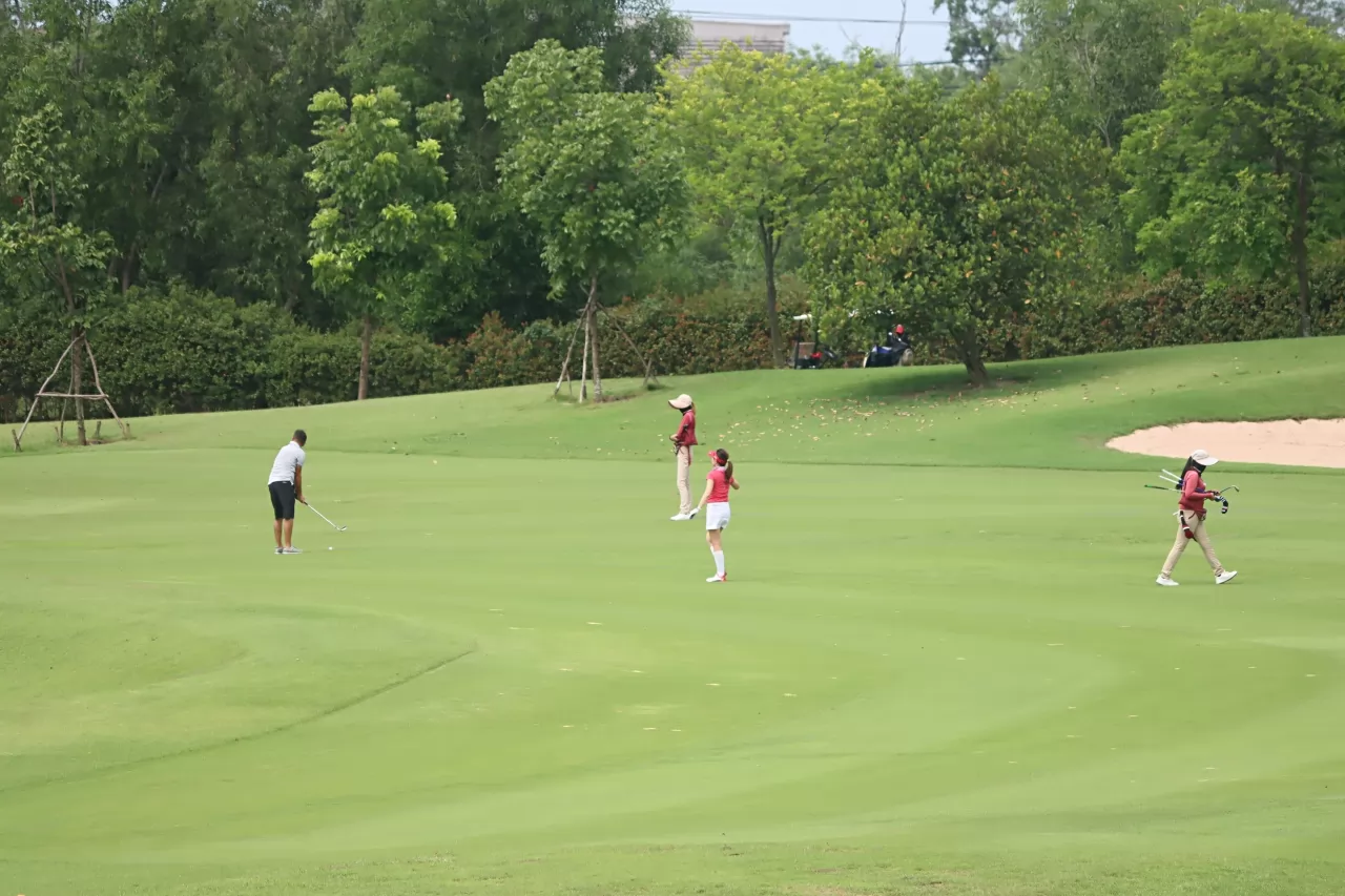 第３桿挑戰OＮ上果嶺。