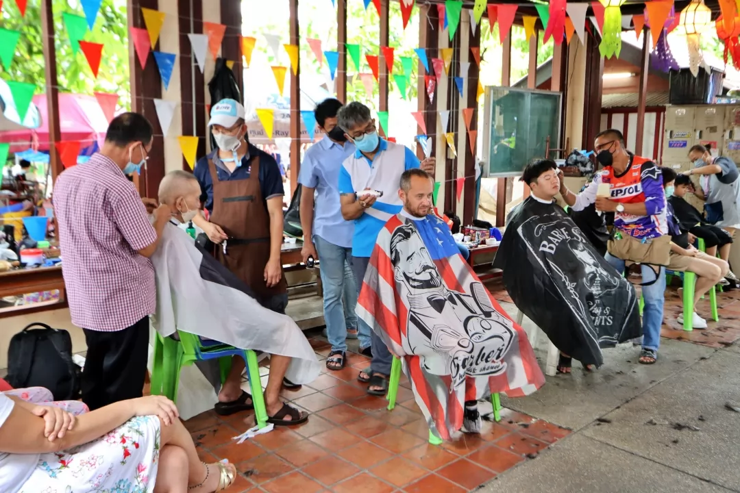 實習剪髮師色費為遊客理髮。