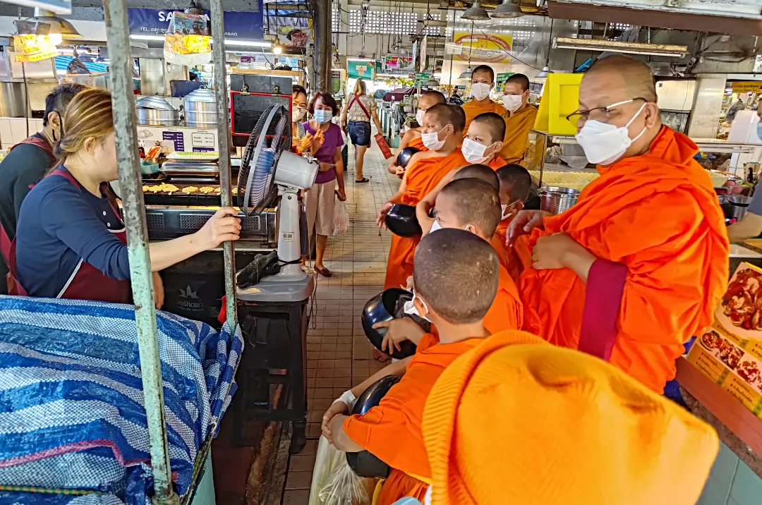 一群小和尚來市場化緣。