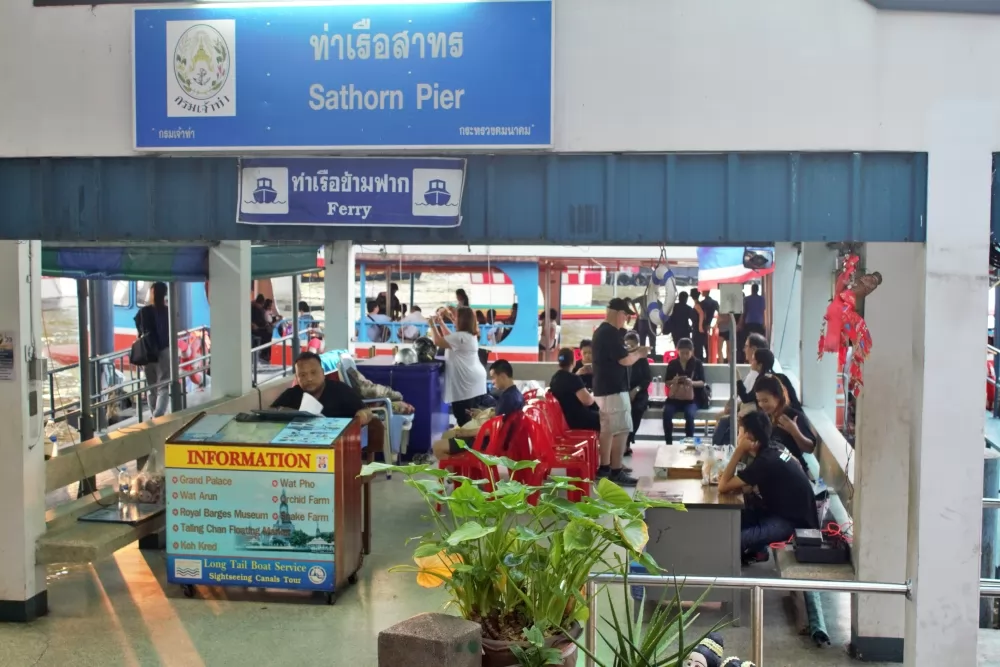 開往對岸的沙通站。