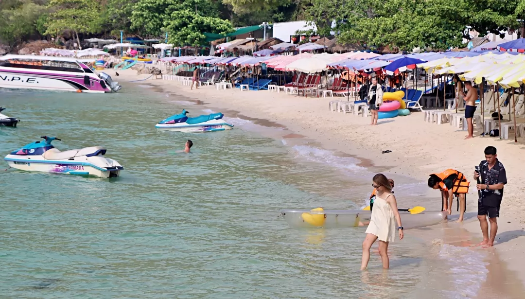 Tong Lang Beach also offers transparent kayaking.