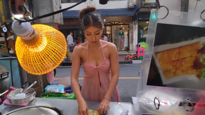 Puy Roti Must-try in Bangkok: Puy Roti Lady Indian Pancake - Bangkok - Taithaione